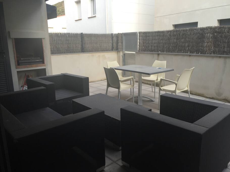 Terraza completa, sillones, mesa y BBQ. Acceso a Piscina comunitaria.