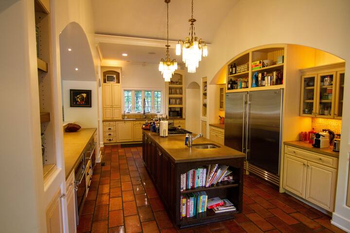 HUGE Estate – Great for Groups: Pool, Hot Tub, Fun gallery image 3