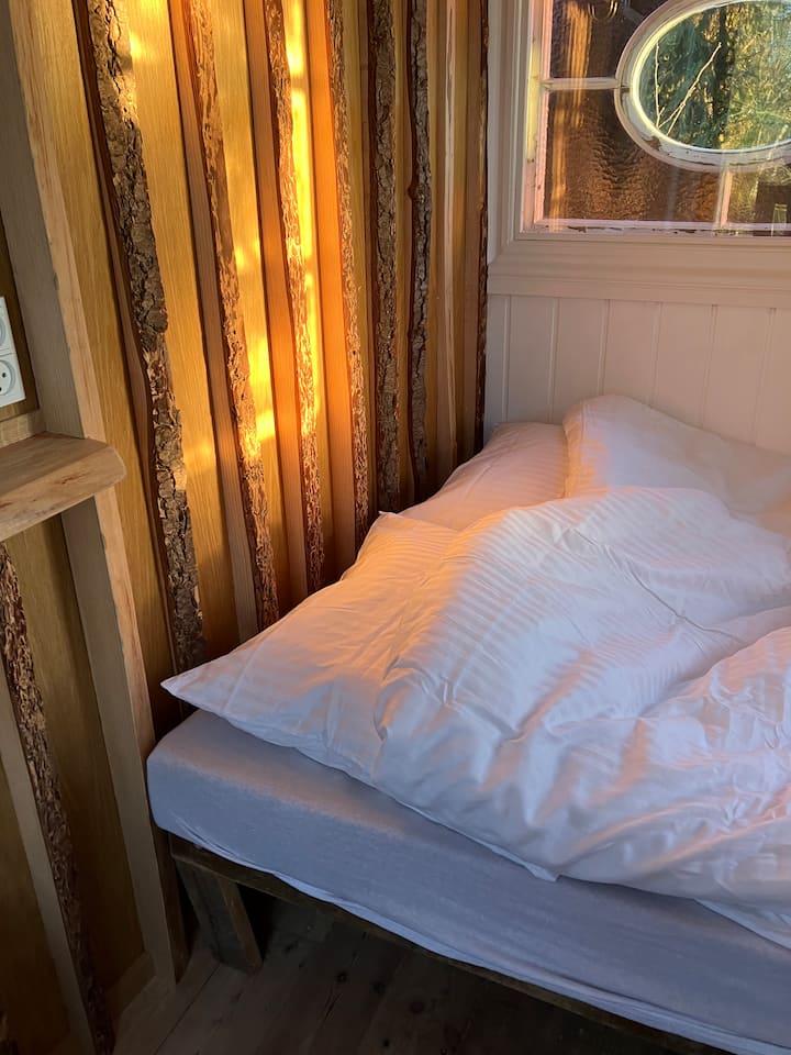 Დივანი შეიძლება დაიდგას საწოლზე კარგი ფირმის მატრასით 123 x 190 სმ