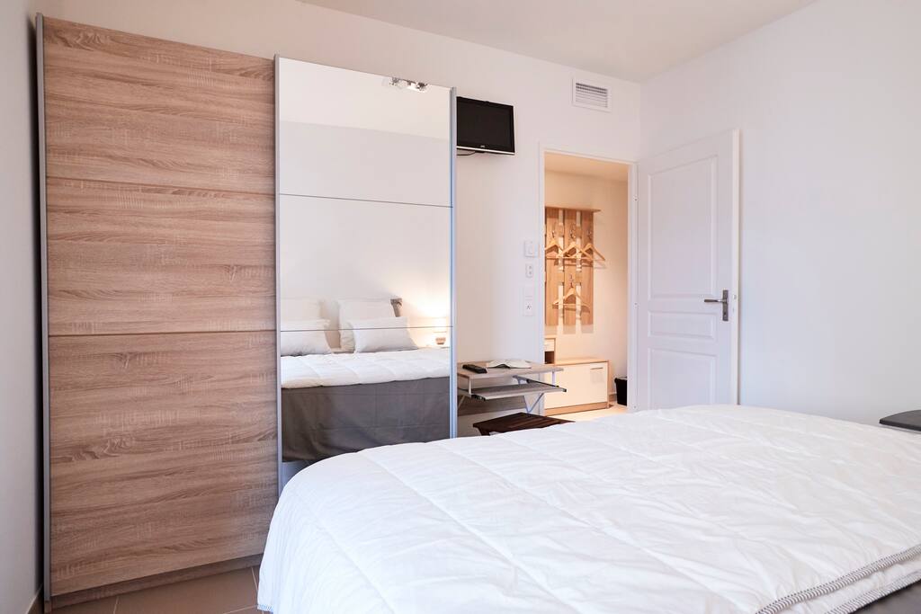 Chambre avec espace bureau / Bedroom with an office area