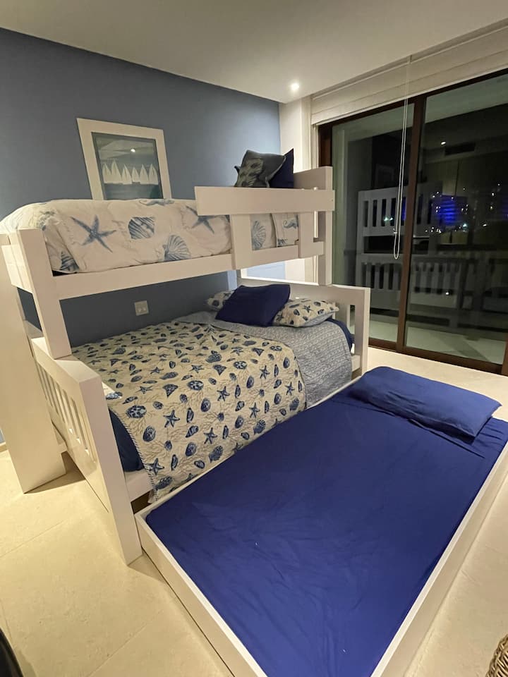 Krevat marinari në dhomën e gjumit të vizitorëve ka një krevat tek sipër, 2 krevate dopio poshtë.