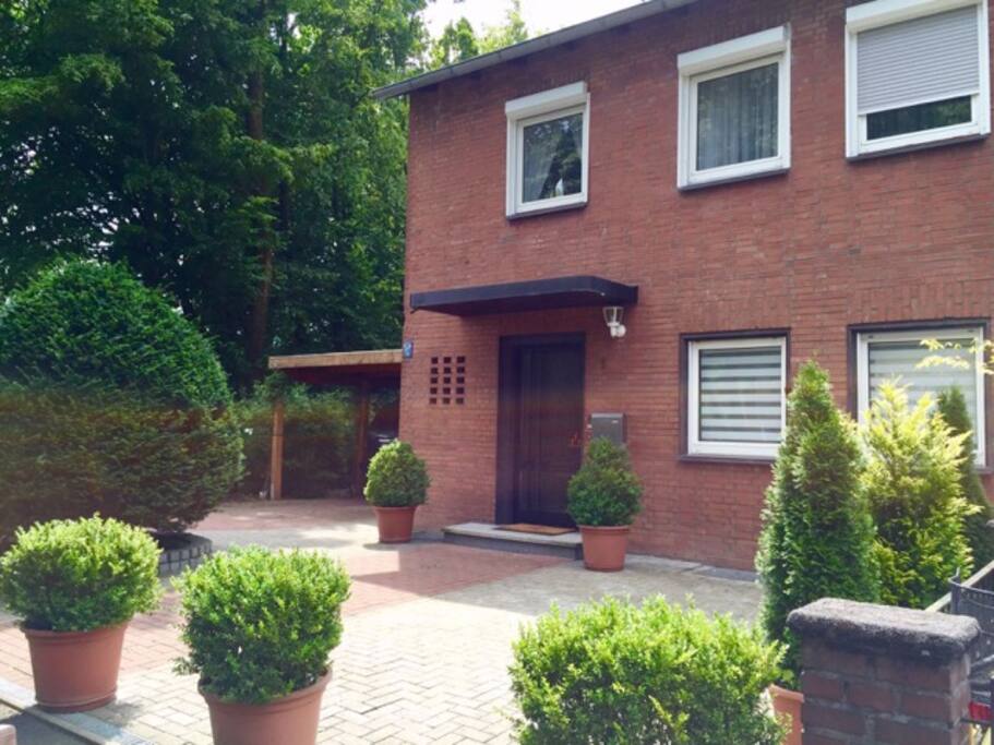 Entire home with driveway / Reihenhaus mit Auffahrt