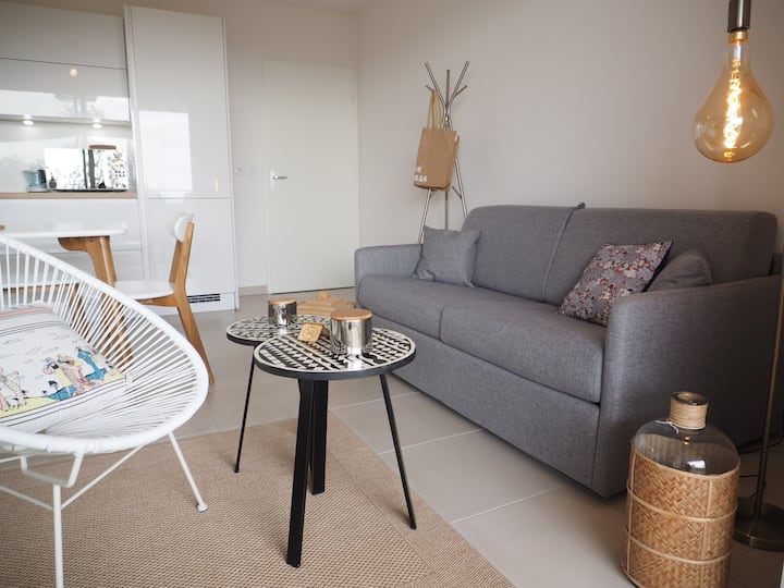 Salon élégant et confortable avec vue sur la baie des iles