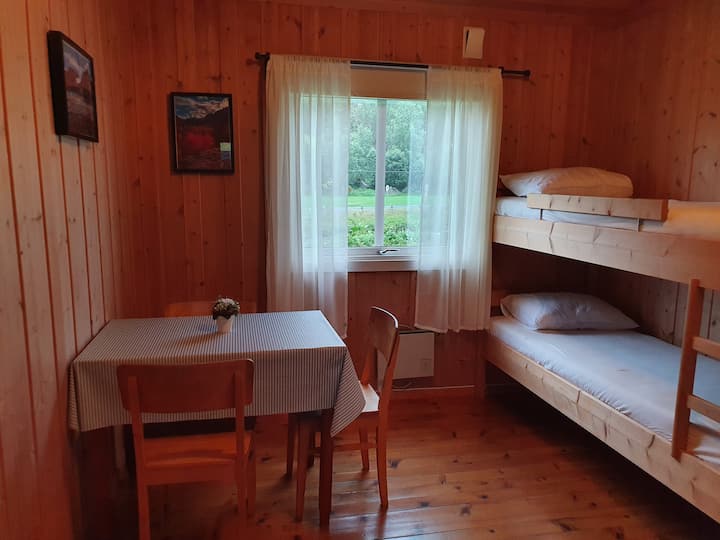 Kuna mashuka na mito ya kujikinga tu vitandani. Leta mfuko wako wa kulala au duvet iliyo na matandiko. Hii pia inaweza kupangishwa.