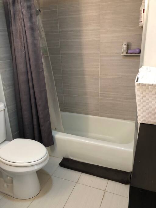 Soaking tub w/ shower