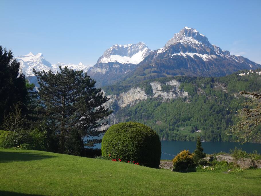 Garten mit Blick auf See und Berge