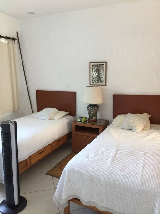 recamara con dos camas individuales y baño propio