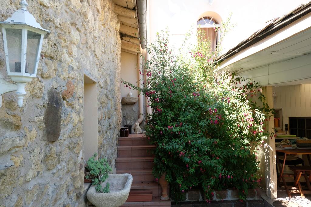 Accès au jardin, maison en pierre à 200m de la Garonne sauvage