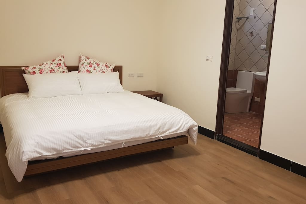 雙人床 one big double bed