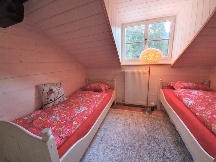 غرفة نوم في الطابق العلوي