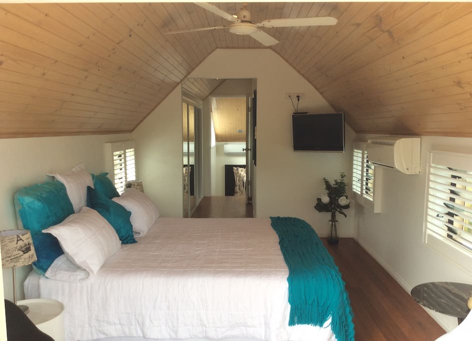King-size bed, TV, airconditioning, private loft-style room