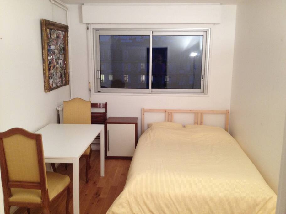 La chambre (très lumineuse de jour)