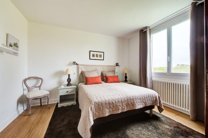 1. spálňa s rozlohou 14 m² (manželská posteľ veľkosti 160 cm; nový matrac, kvalita hotela, doručená v apríli 2021).