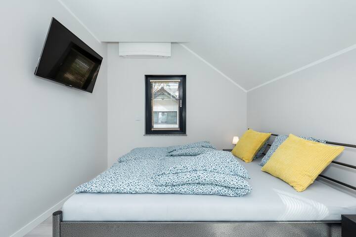 ห้องนอนพร้อมเตียงคู่