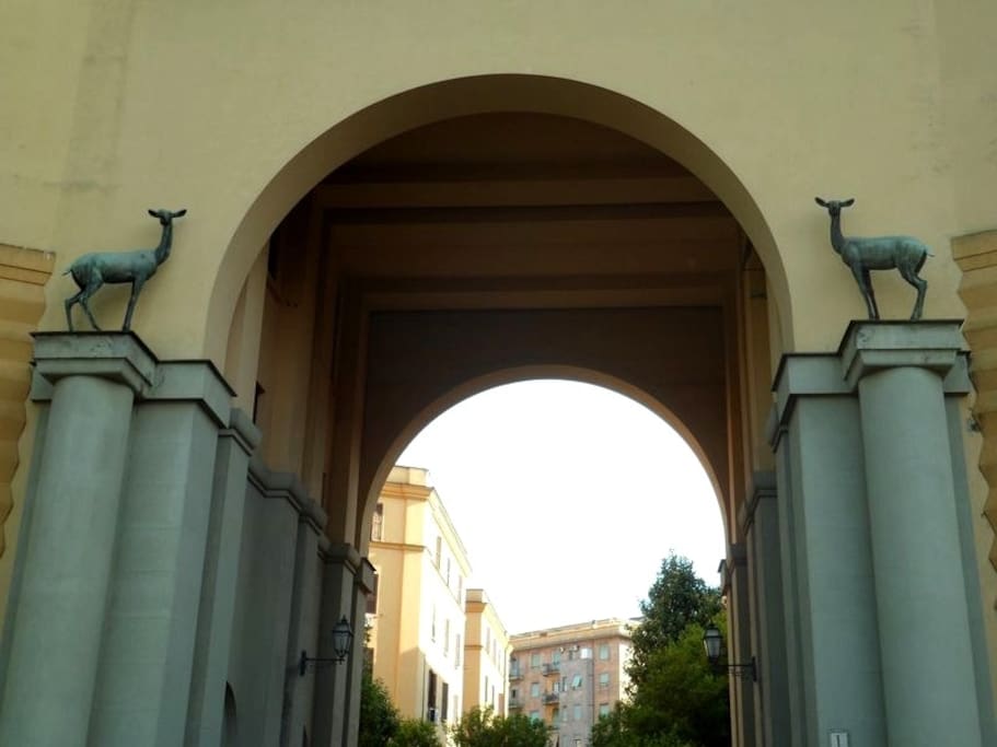 E' chiamato Palazzo dei Ferrovieri o dei Cervi