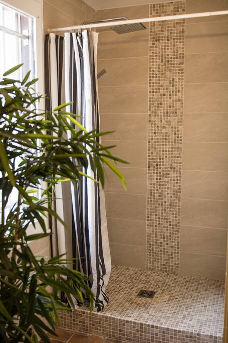 Salle de bain avec baignoire, douche et deux vasques