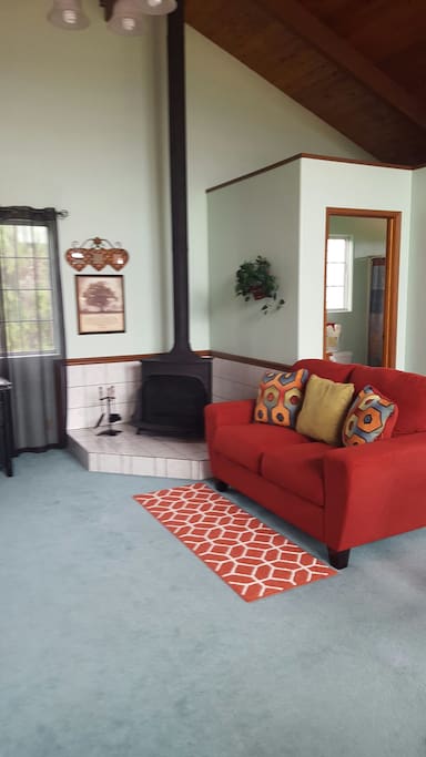 S
Sitting area with a Franklin fireplace