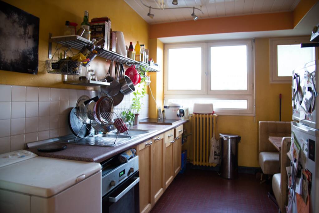 La cuisine, avec un coin repas.