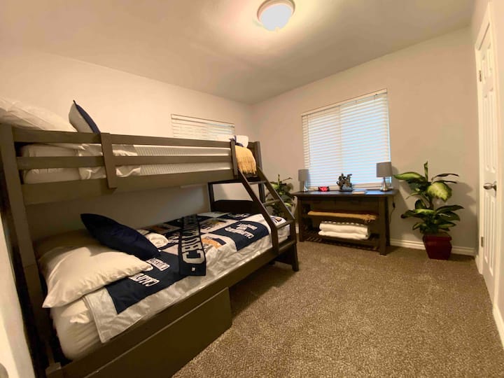 Habitación #3 
Esta habitación está amueblada con una litera gris carbón. La cama inferior tiene un colchón de tamaño completo (pueden caber dos personas). La litera superior está diseñada para niños o adultos pequeños, el peso máximo es de 100 libras. El tema son los colores de CBU: azul marino y dorado.