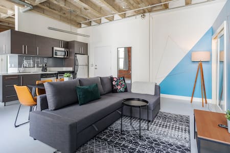 Live the Life!!!  DTLA 2 bdrm loft - ROOFTOP POOL!