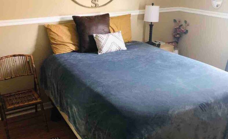 (Room#2) Cute, cozy, clean, and comfortable!