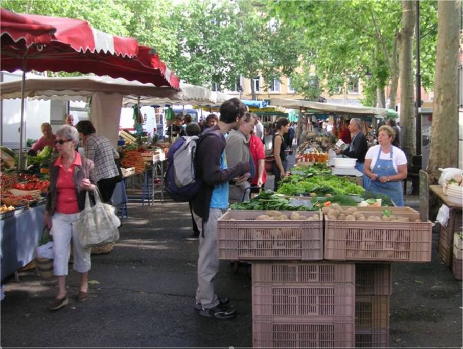 Le marché de la Croix Rousse se trouve en bas de chez nous, le marché du mardi est une institution lyonnaise.