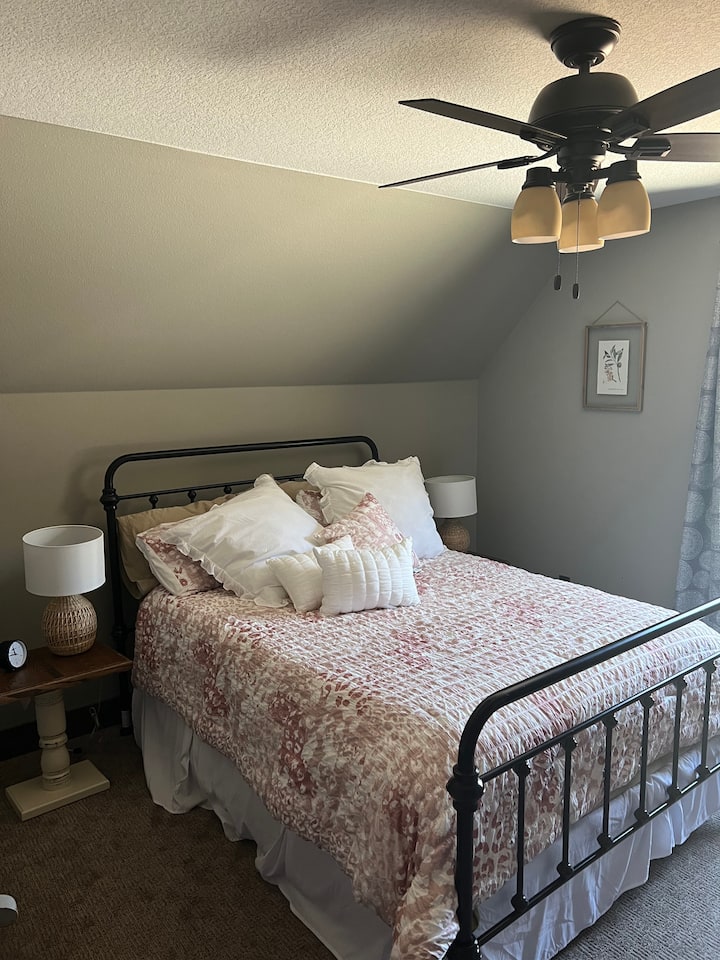 Bračni krevet (1,6x2) na katu 