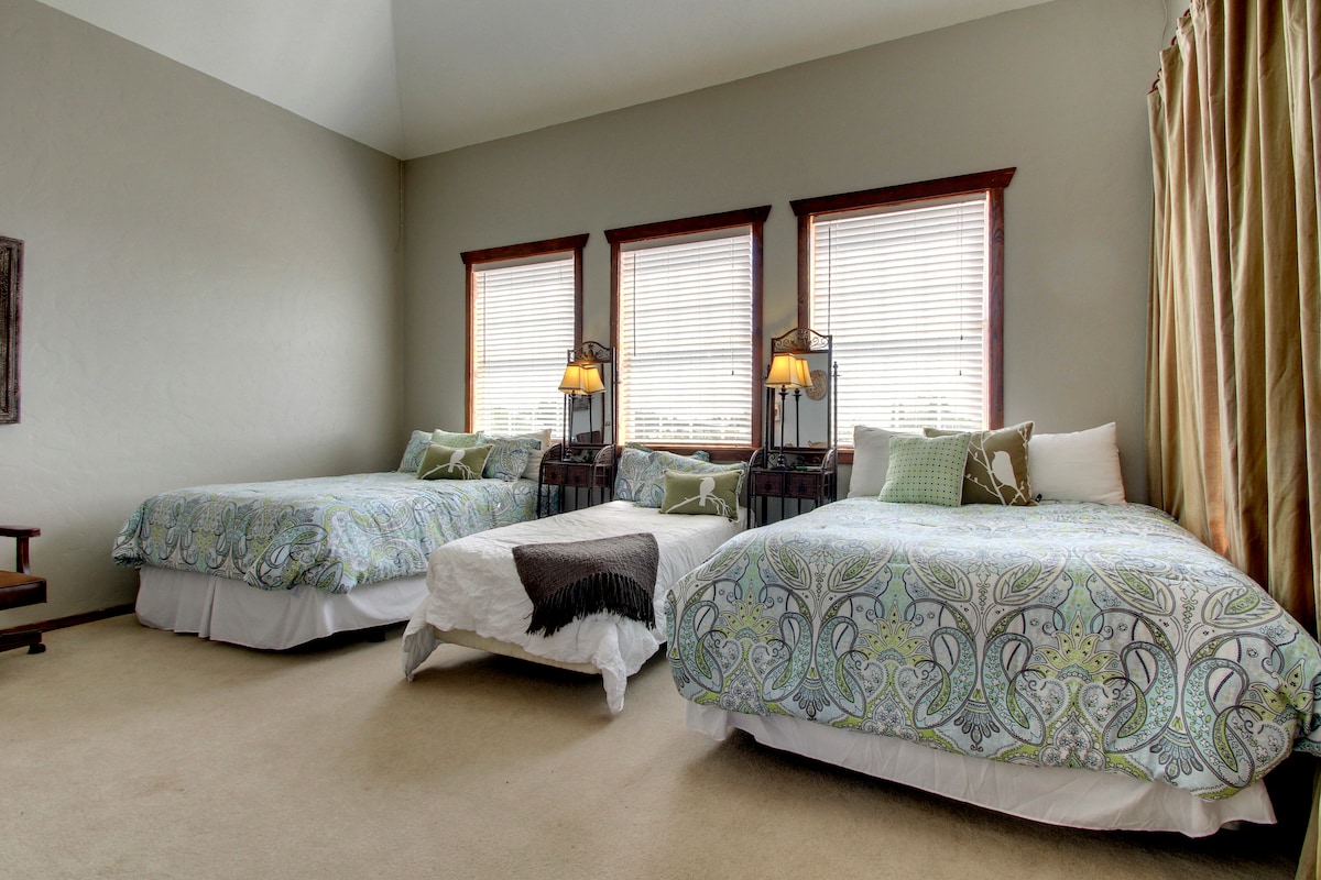 Grand Lodge - Dormitorio 4 (dos camas queen, 1 individual) (arriba)