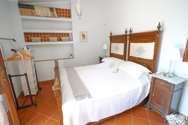Heirloom cama antigua en la suite exterior junto con un baño moderno