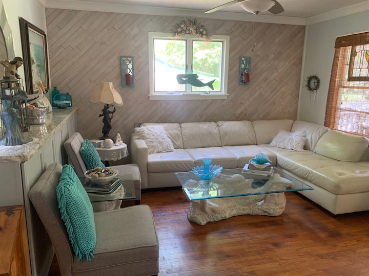 Un canapé en cuir avec une chaise et 3 chaises supplémentaires facilite les visites, les jeux de société ou simplement faire la sieste. Beaucoup de jeux de société, de cartes, de puzzles, etc. dans les armoires à droite de la télévision. Machine à karaoké dans la chambre 2