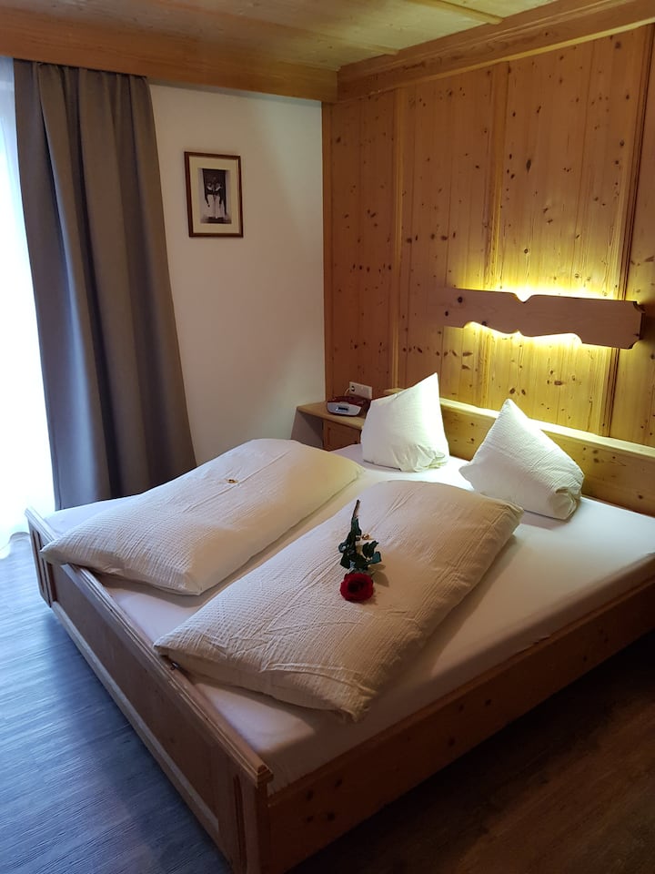 חדר עם מקלחת, שירותים, טלוויזיה בלווין ומרפסת !