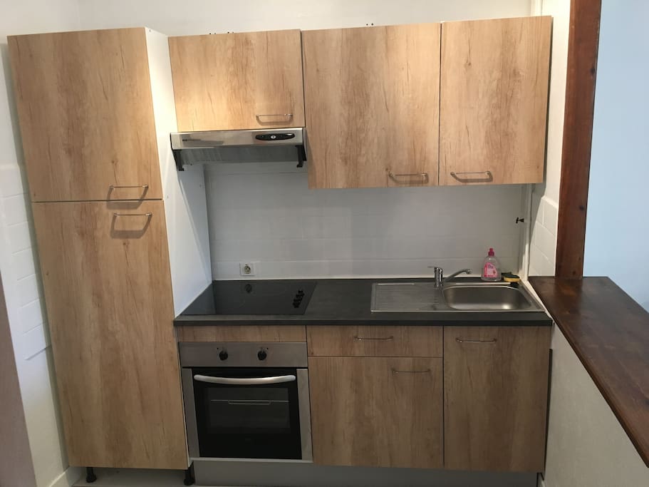 Cuisine équipée: plaque de cuisson, four, four à micro- ondes, Tassimo, hotte et frigo avec petit congélateur