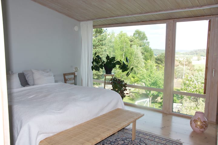 Dormitorio 1. Habitación grande con cama de matrimonio.