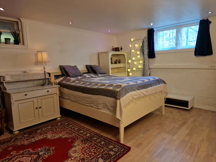 Dhoma e gjumit e ka derën nga dhoma e ndenjjes/kuzhina.

Këtu do të gjesh një krevat dopio, krevat fëmijësh dhe qoshe zyre me mundësinë e lidhjes së kompjuterit drejtpërdrejt me internetin. Përndryshe, WiFi është i disponueshëm në apartament.