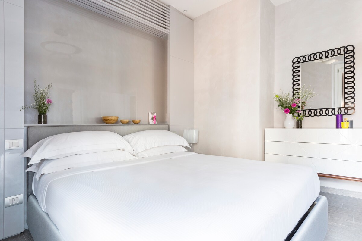 Главната спална соба е минималистичка со модерни и елегантни детали.