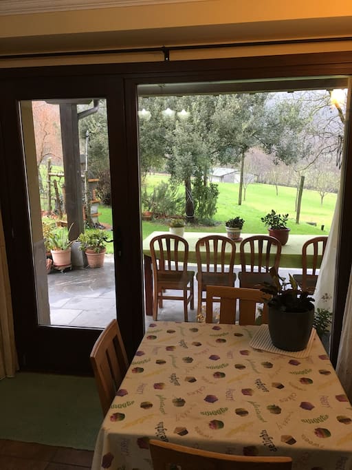 Mesa en la cocina/ comedor con vistas al jardín