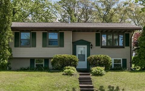 5 Bed 2 Bath Split Level NE Side Close to Highway