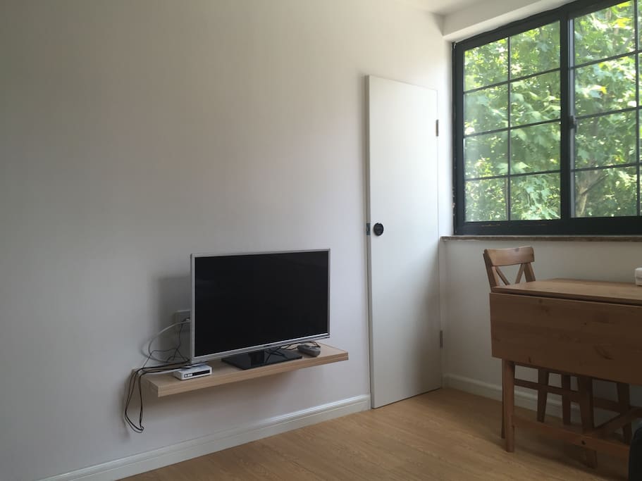 32inch's TV and a hidden closet。电视旁边的门内侧是隐藏的储物空间