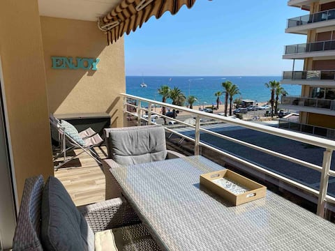 Top Airbnb: Beachfront Sea View Studio with Parking in Fréjus