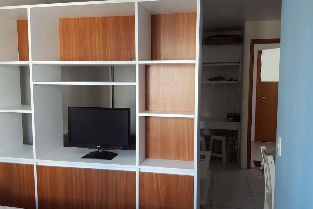 Armário divisor c/ TV.