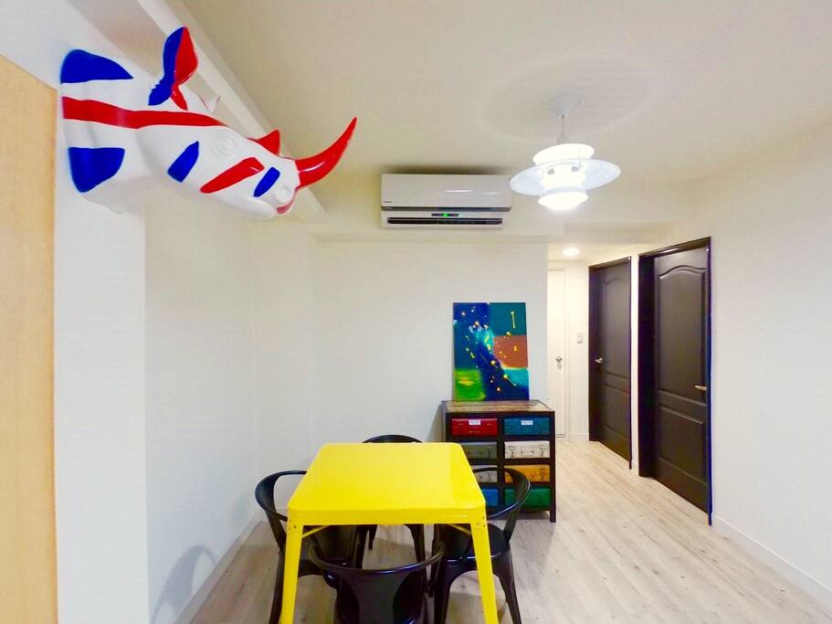寬敞的客廳與餐廳