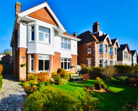 Sandy Shores - stylish, spacious & close to beach!