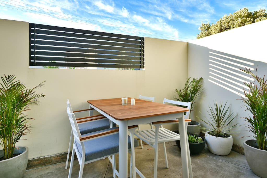 Adelaide beachside flat with cute outside space for outdoor dining with gas weber barbecue
.
.
Adelaide beach