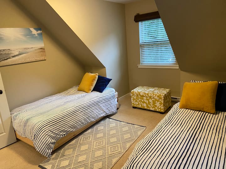 ห้องนอนชั้นบน  
เตียงสามารถจัดเป็นเตียงเดี่ยว 2 เตียงเตียงเดี่ยว 3 เตียงหรือเตียงคู่และเตียงเดี่ยว 

(ข้างห้องน้ำชั้นบนเต็มรูปแบบที่มีฝักบัวและอ่างอาบน้ำเต็มรูปแบบ)