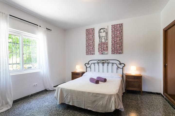 Ფართო ოთახები ჩაშენებული კარადებით. საწოლი 1.50.