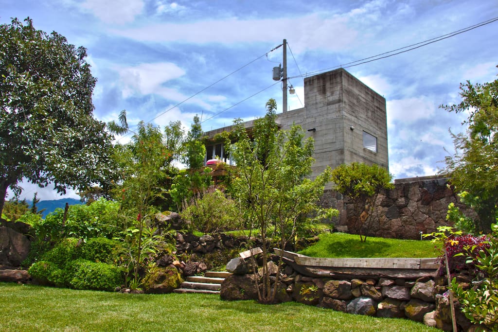 This is the guesthouse or can be third bedroom for large house.
Casa de huéspedes de casa grande vista desde el jardín compartido.