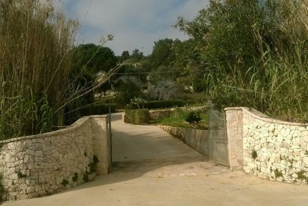 Ingresso alla villa dalla strada litoranea