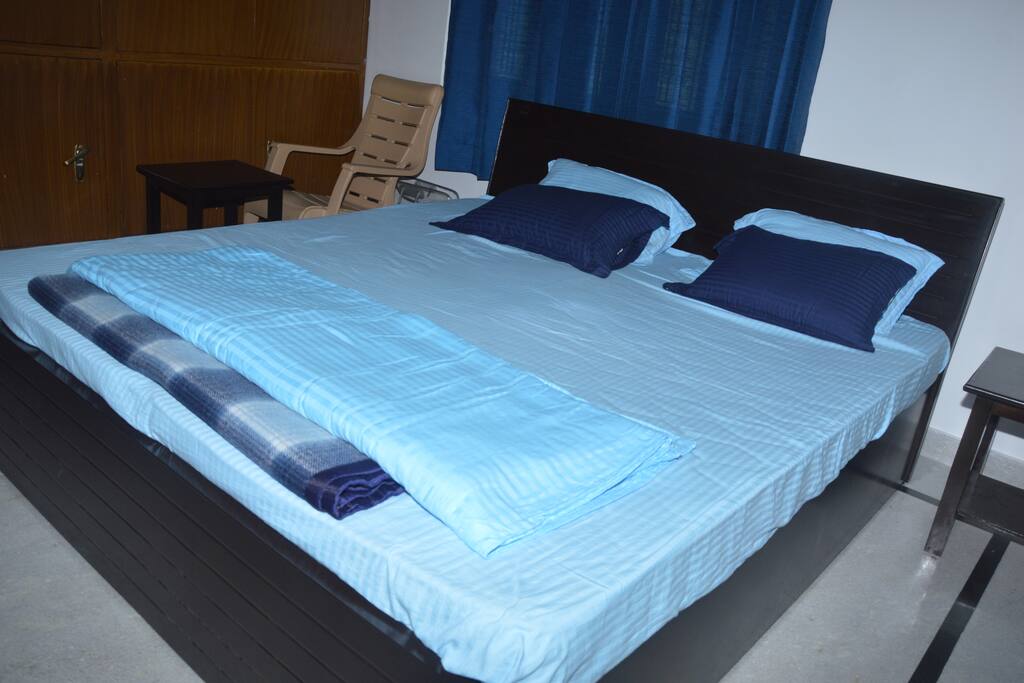 Comfort Zone Home Stay Dehradun - King Size Bed