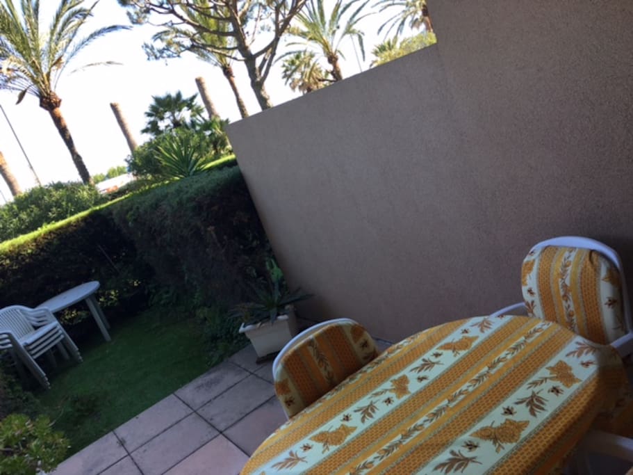 jardinet, terrasse, salon de jardin donnant sur front de mer