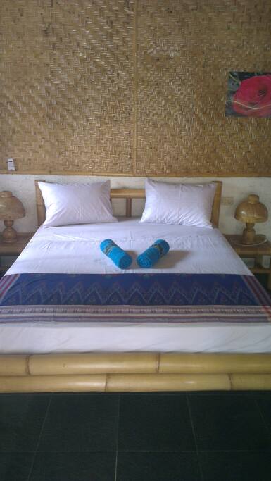 2 Bungalows met 2 Persoonsbed 1 met Airco, 1 met Fan.